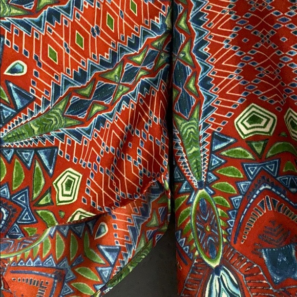 ✨NWT✨ FAB’RIK Patterned Red Blue Green Tie Top - Picture 3 of 4